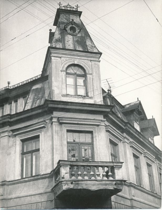 Foto. Hoone Wiedemanni ja Lembitu (Saue) tänava nurgal (endine kooli internaat).
Foto: E. Pallo, 1981.a.