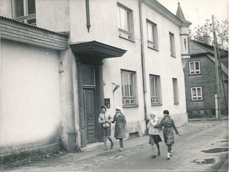 Foto. Põllumajandustöötajate a/ü Haapsalu rajoonikomitee  (Wiedemanni ja Lauristini t nurgal).
Foto: E. Pallo, 1981.a.