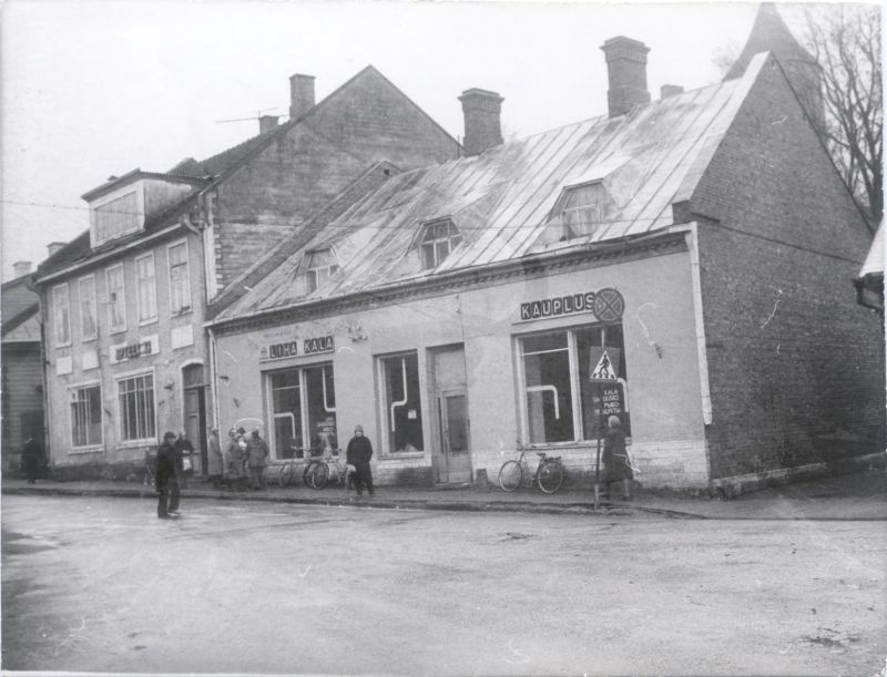 Foto. Apteek nr. 33 ja Liha-kala kauplus Haapsalus Karja (Võidu) tänava alguses.
Foto: E. Pallo, 1981.a.