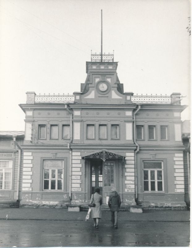 Foto. Haapsalu raudteejaam. Jaamahoone sissepääs.
Foto: E. Pallo, 1981.a.