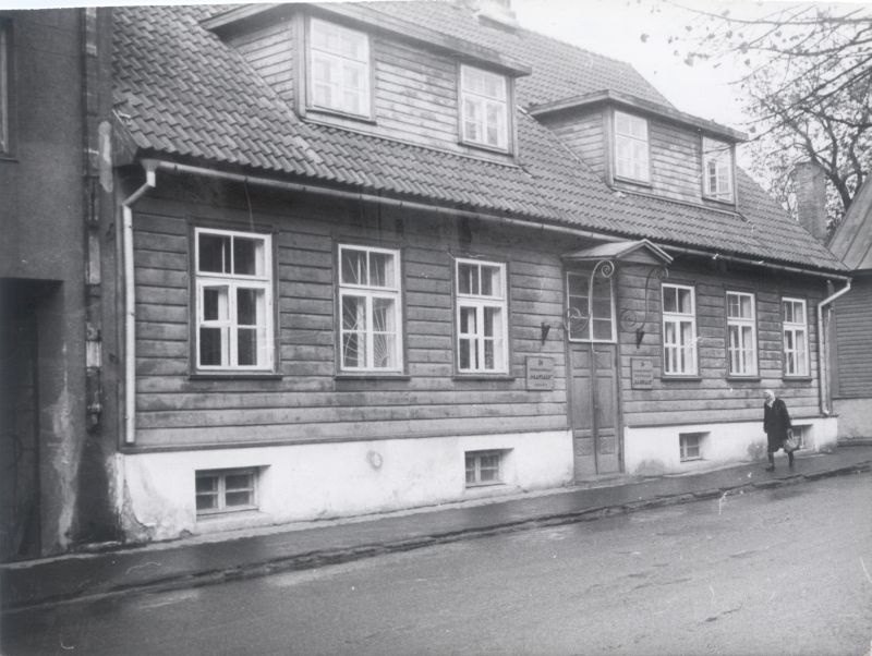 Foto. Endine teenindusmaja Rootsi turul (Võidu 2).
Foto: E. Pallo, 1981.a.