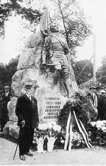 Vabadussõja mälestussamba juures Amandus Adamson