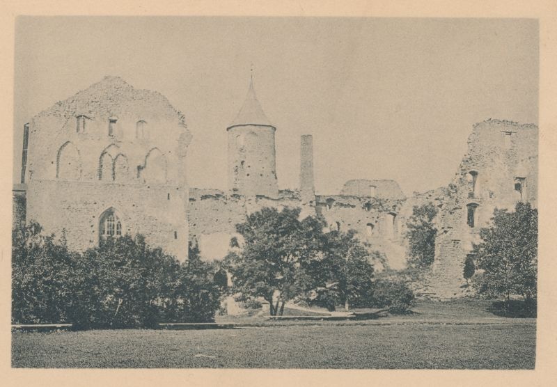 Foto. Haapsalu lossivaremed XIX saj. viimasel veerandil, Vasakul lossikirik ja peahoone müüristik vahitorniga