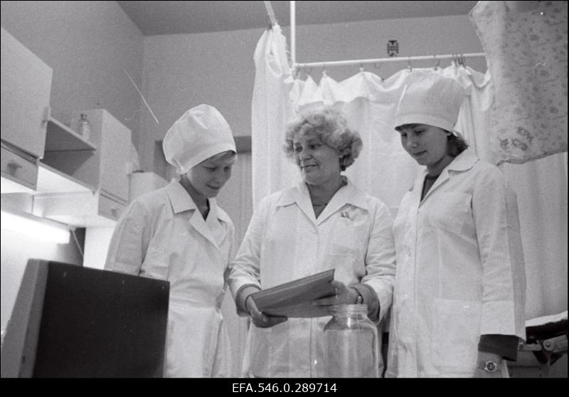 Töömoment õppekombinaadis, õpilased ja õpetaja kannavad valgeid kitleid.