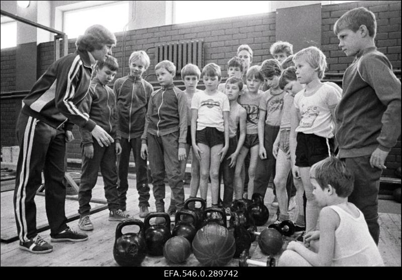 Poisid spordisaalis. [1984.a muutus Tabivere 8-klassiline kool Tabivere Keskkooliks.]