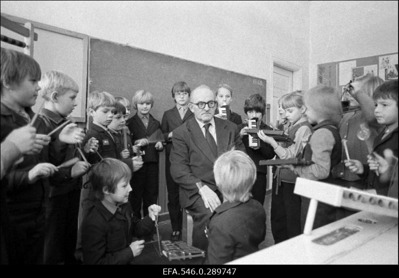 Kooliorkestri proov. [1984.a muutus Tabivere 8-klassiline kool Tabivere Keskkooliks.]