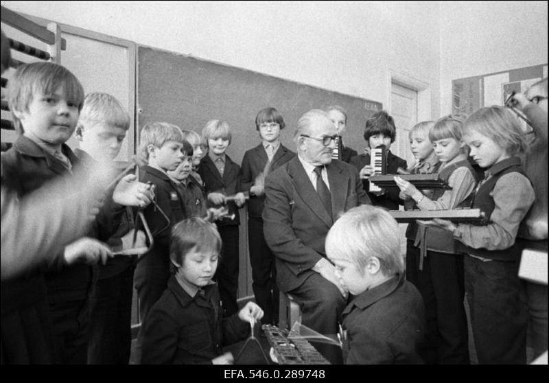 Kooliorkestri proov. [1984.a muutus Tabivere 8-klassiline kool Tabivere Keskkooliks.]
