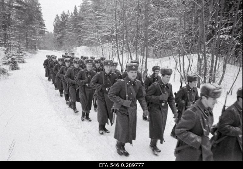 Tallinna Kõrgem Poliitiline Ehitussõjakool. Talvine välitreening.