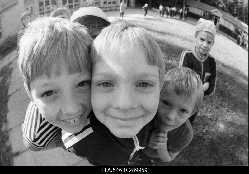 Valgevene lapsed Valgemetsa pioneerilaagris. Ukrainas Tšernobõli tuumaelektrijaamas 26. aprillil 1986 toimunud avarii tõttu saastunud aladelt toodi rühm valgevene koolilapsi Gomeli linnast Eestisse tervist kosutama.