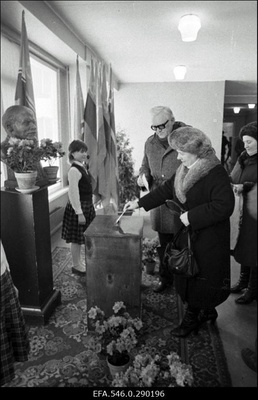 ENSV Ülemnõukogu ja kohalike rahvasaadikute nõukogude valimiste päev Tallinnas.  similar photo