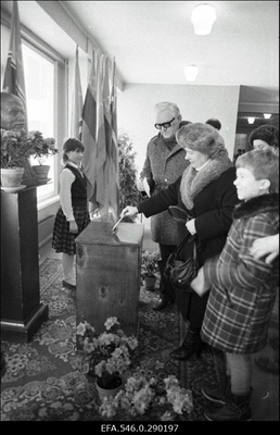 ENSV Ülemnõukogu ja kohalike rahvasaadikute nõukogude valimiste päev Tallinnas.  similar photo