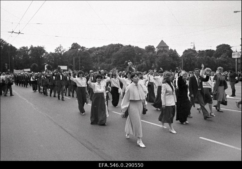 40 aasta möödumisele võidust Suures Isamaasõjas ja ENSV 45. aastapäevale pühendatud 20. üldlaulupeo rongkäik Tallinnas.