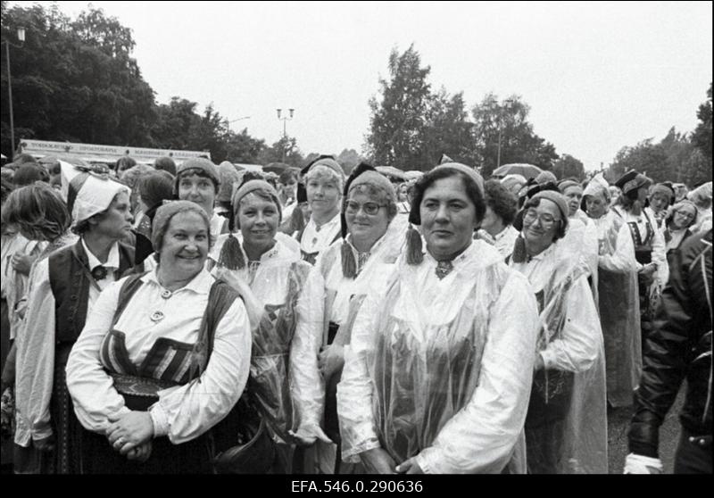 40 aasta möödumisele võidust Suures Isamaasõjas ja ENSV 45. aastapäevale pühendatud 20. üldlaulupidu Tallinna lauluväljakul. Vihmasadu.