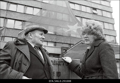Vestlus ajakirjandusmaja ees. Paremal ajalehe "Rahva Hääl" toimetaja Valve Raudnask.  similar photo