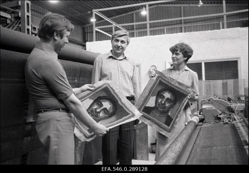 Tallinna Laustekstiili Teadustootmiskoondise "Mistra" Vändra Eksperimentaalvabriku tootenäidised.