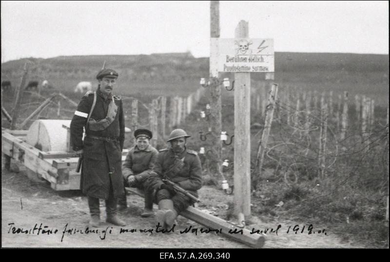 Vabadussõda. 1.Piirikütipataljoni valvepost Saksa okupatsiooni ajal rajatud elektrilise traattõkke juures Narva-Jamburgi teel Narva lähedal. Taustal teerull.