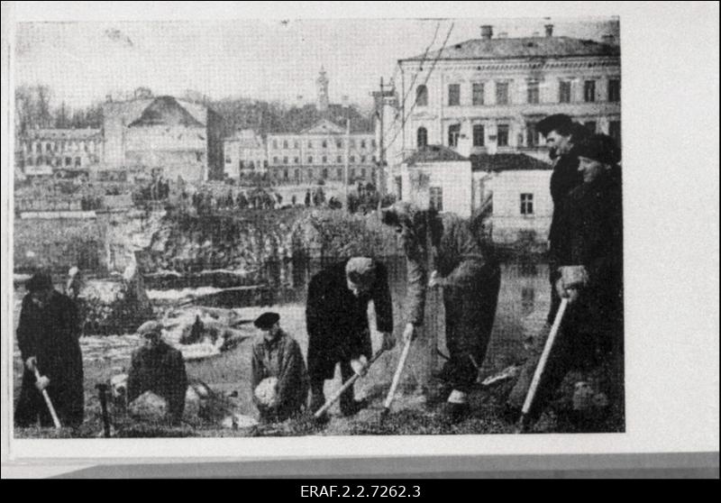 Heakorra- või taastustööd Tartu kesklinnas peale II maailmasõda, taustal Tartu raekoda. Ümberpildistus trükisest