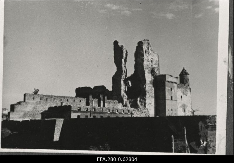 Vaade II maailmasõjas  purustatud Narva kindlustele.