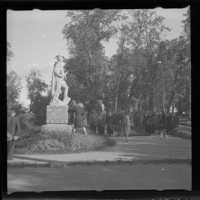 Punaarmeelaste ausammas Tartus Raadi pargis  similar photo