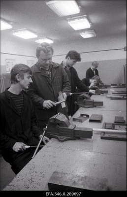 Poiste metallitöö tund ühes õppekombinaadis.  duplicate photo