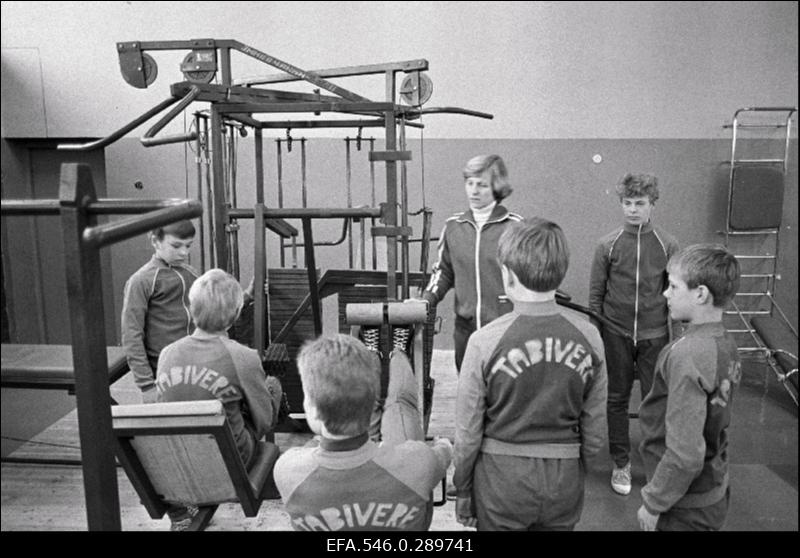 Poisid spordisaalis. [1984.a muutus Tabivere 8-klassiline kool Tabivere Keskkooliks.]