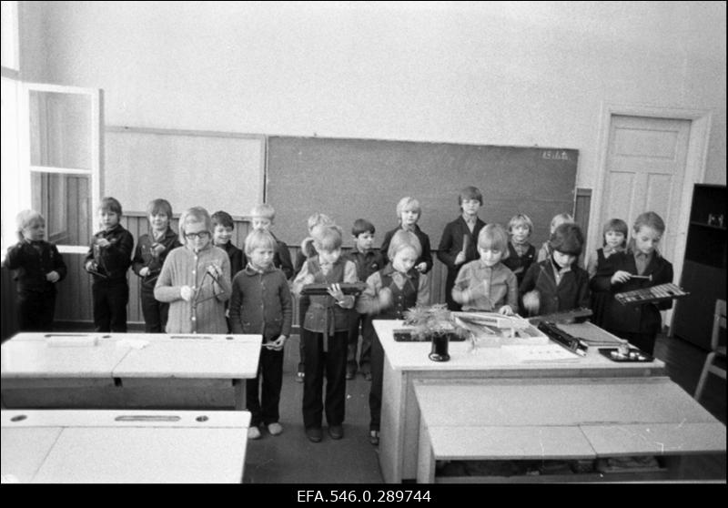 Kooliorkestri proov. [1984.a muutus Tabivere 8-klassiline kool Tabivere Keskkooliks.]