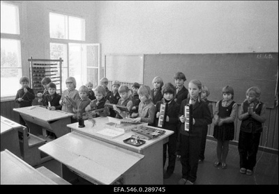 Kooliorkestri proov. [1984.a muutus Tabivere 8-klassiline kool Tabivere Keskkooliks.]  similar photo