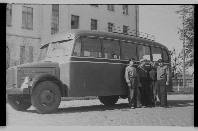 Mehed ja buss