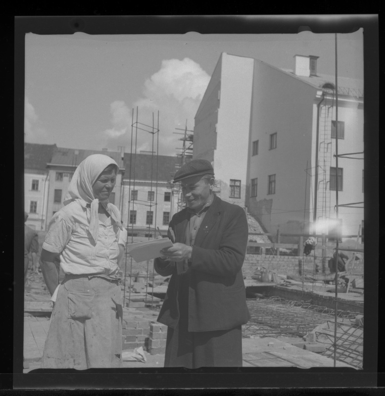 Mees ja naine ehitusplatsil