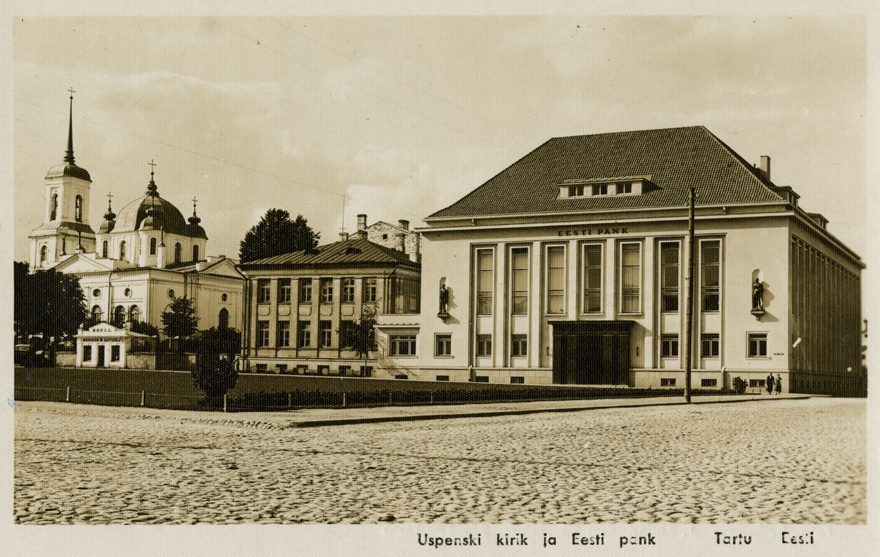 Eesti Panga Tartu osakonna hoone, vaade üle platsi, kõrval Uspenski kirik. Arhitektid Arnold Matteus, Karl Burman