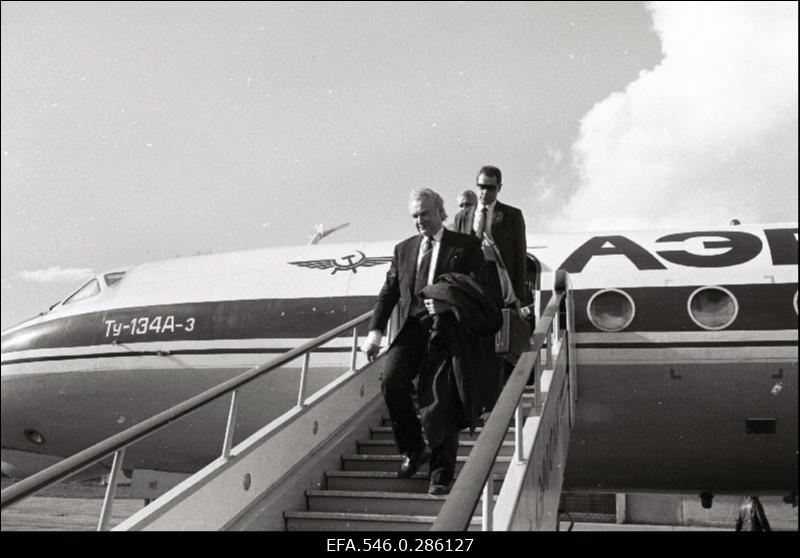 Eesti Vabariigi Ülemnõukogu esimees Arnold Rüütel saabub Moskvast