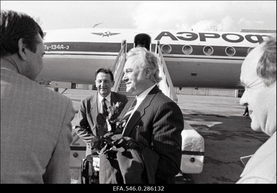 Eesti Vabariigi Ülemnõukogu esimees Arnold Rüütel saabub Moskvast  similar photo