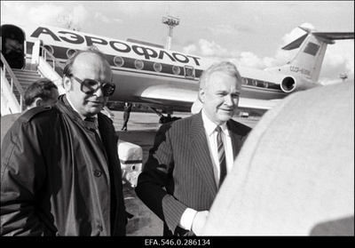 Eesti Vabariigi Ülemnõukogu esimees Arnold Rüütel saabub Moskvast  similar photo