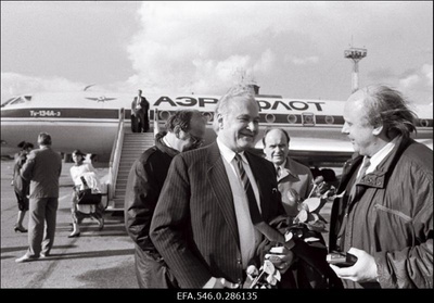 Eesti Vabariigi Ülemnõukogu esimees Arnold Rüütel saabub Moskvast  similar photo