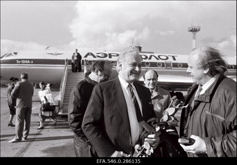 Eesti Vabariigi Ülemnõukogu esimees Arnold Rüütel saabub Moskvast