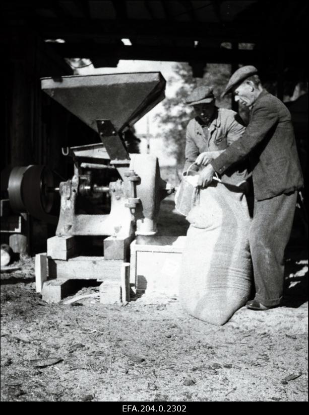 Rae valla Oktoobri Võidu kolhoosi väljapanek - elektrijõul töötav söödajahuveski Aruküla põllumajandusnäitusel.