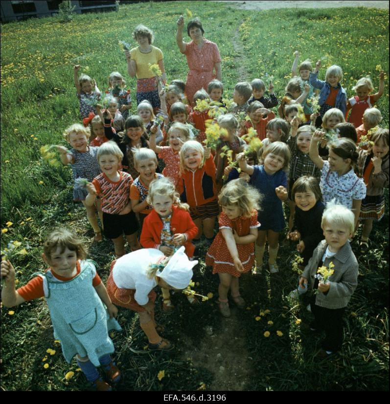 Aruküla lasteaia lapsed ja kasvatajad.