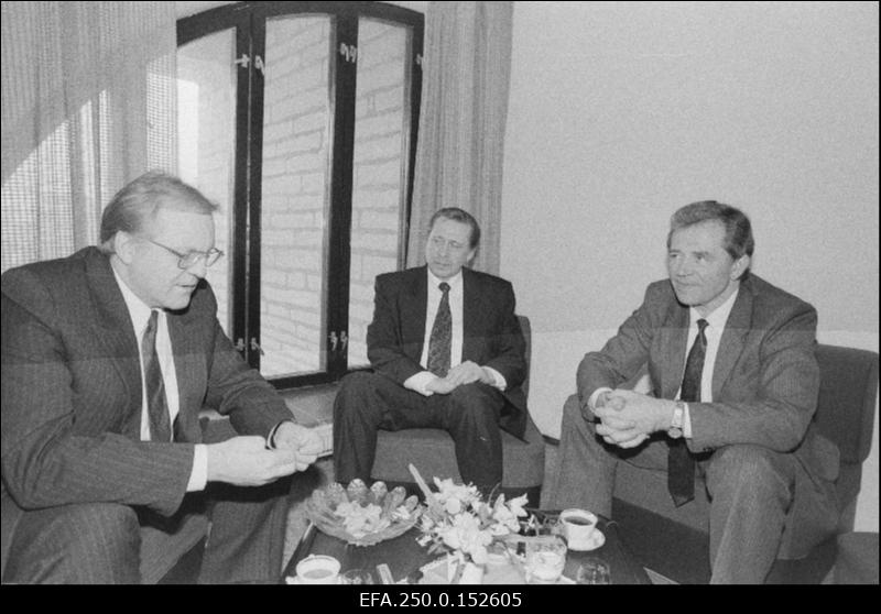 Pärast põllumeeste kongressi vestlevad (vasakult) Eesti Vabariigi põllumajandusminister Jaan Leetsaar, Läti Vabariigi põllumajandusminister Dainis Gegers ja Leedu Vabariigi põllumajandusminister Rimantas Karazija.