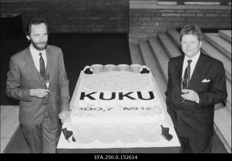 Eraraadio Kuku direktor Rein Lang raadio aastapäeval. Vasakul Kuku esimene peatoimetaja Erki Berends.