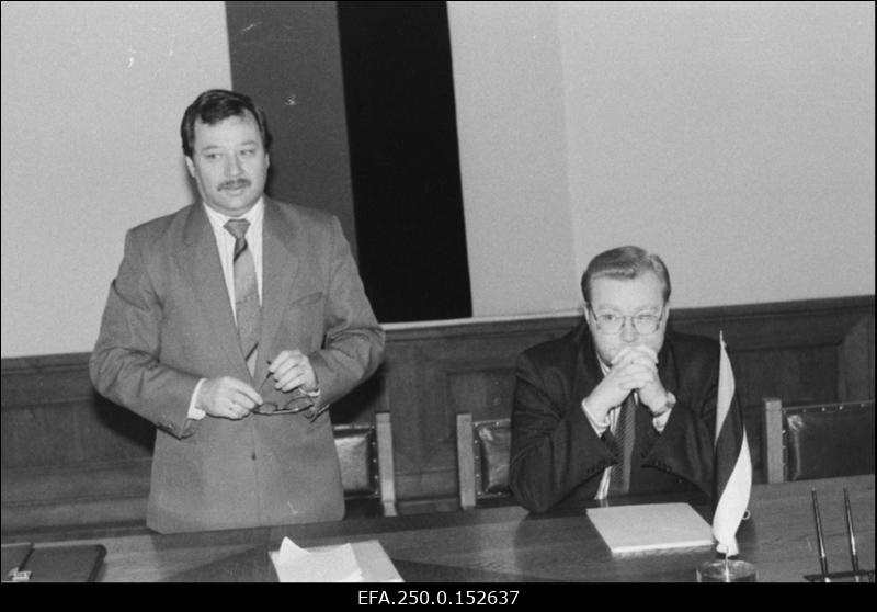 Eesti Vabariigi peaminister Mart Laar (paremal) ja Ametiühingute Keskliidu esimees Raivo Paavo arutavad rahva sotsiaal-majanduslikke nõudmisi.