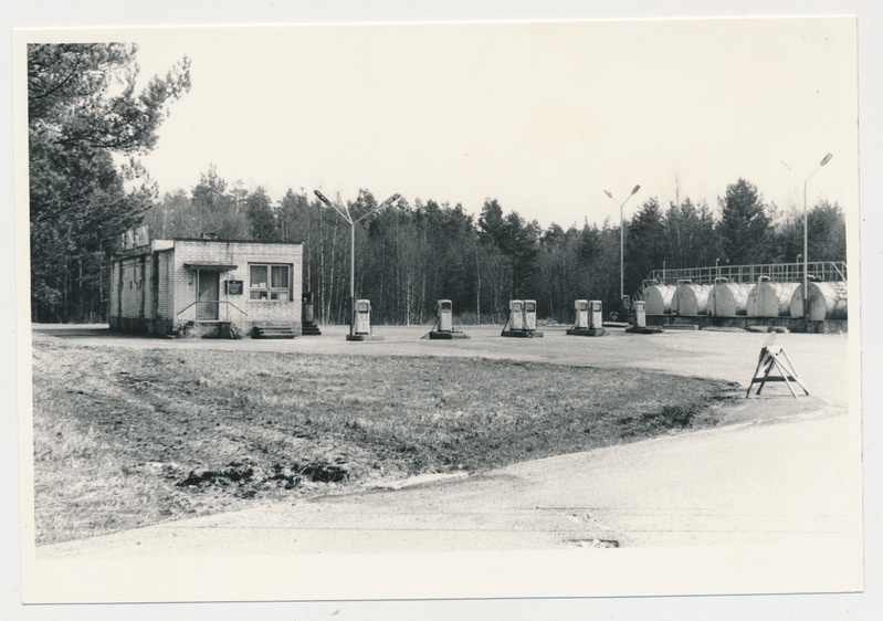Bensiinijaam Kärdla servas Kõrgessaare maantee ääres  1988.aastal