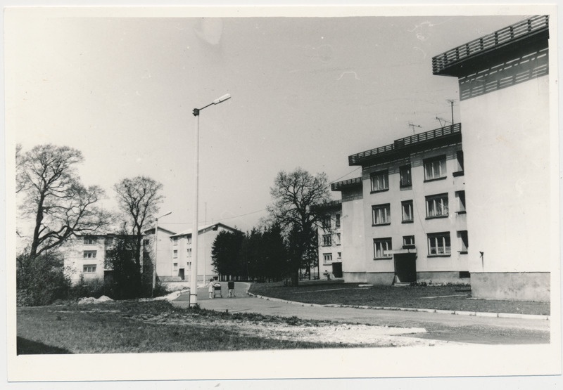 Vaade Kärdla Tormi tänava kortermajadele