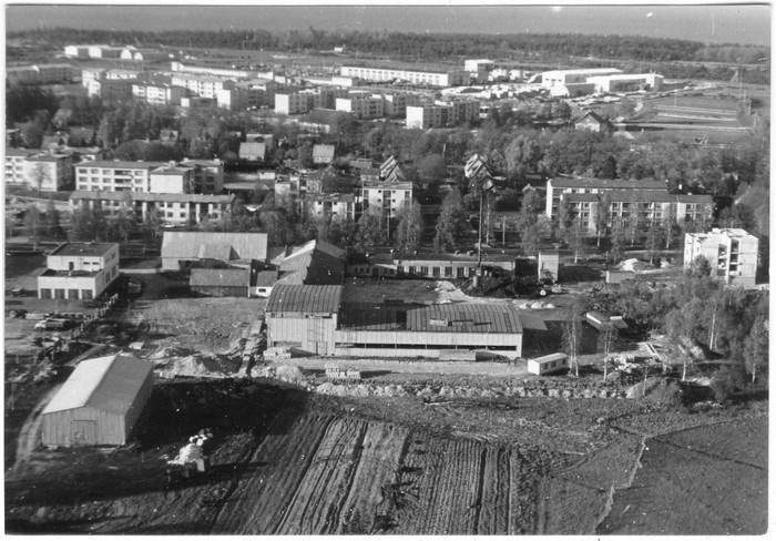Aerofoto. Heltermaa mnt ja Pae tänava elamud Kärdlas, ees leivamaja