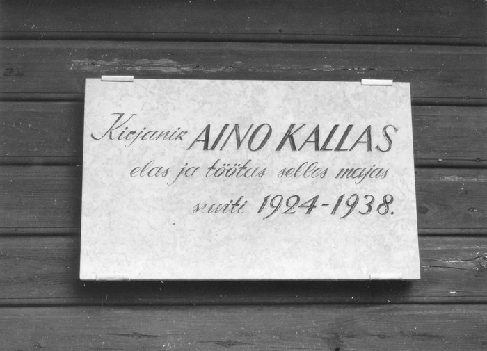 Tahvel Aino Kallase suvemaja seinal