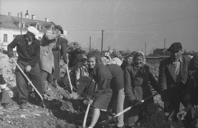 Inimesed Tartu linna sõjajärgsetel taastamistöödel