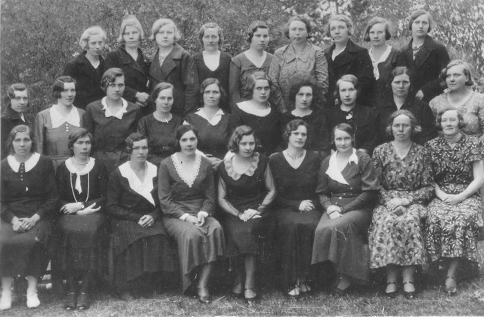 Grupifoto.  Perenaistering Kassaris 1930.-ndate aastate algul