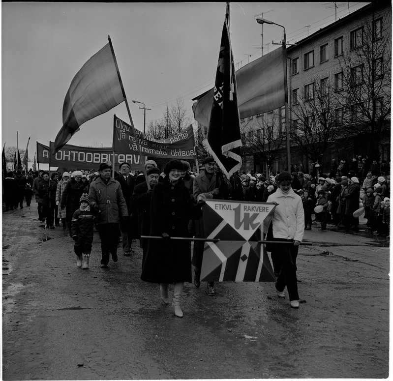 Rakvere. Oktoobriparaad Turu platsil