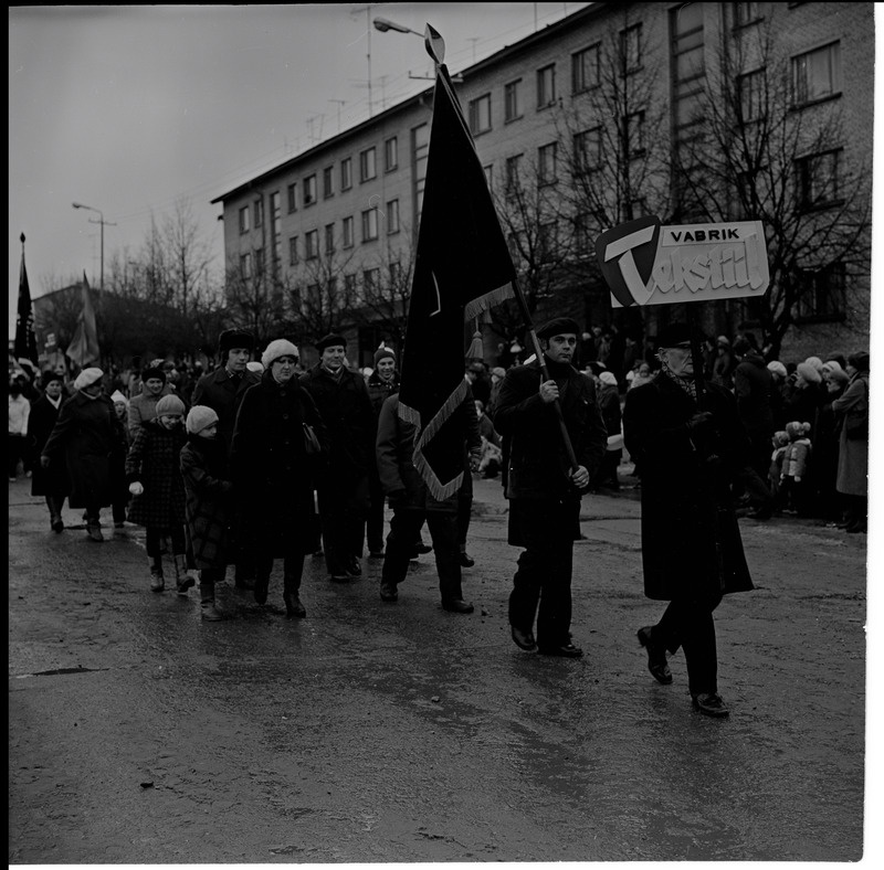 Rakvere. Oktoobriparaad Turu platsil