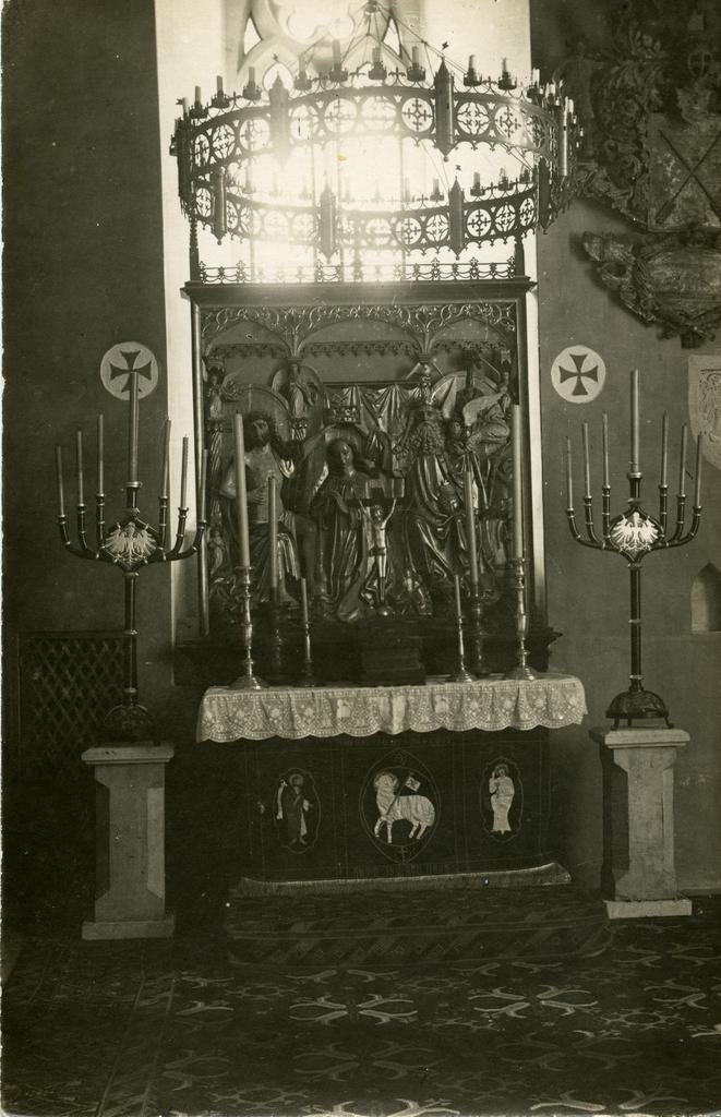 Altarireljeef "Maarja kroonimine" Kuressaare linnuse kabelis