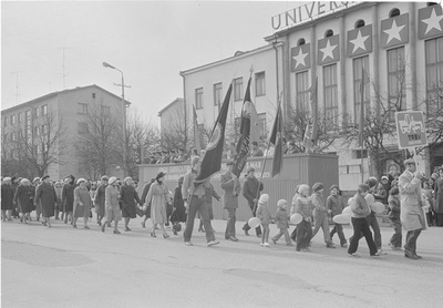 Rakvere. 1. mai demonstratsioon Turu platsil  similar photo